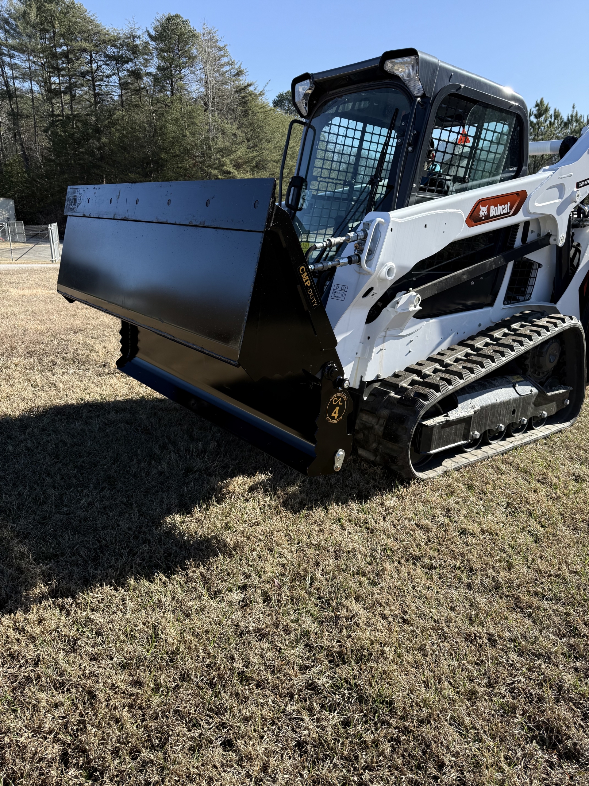 Compact 4-in-1 bucket with hydraulic clam open for grappling and grading
